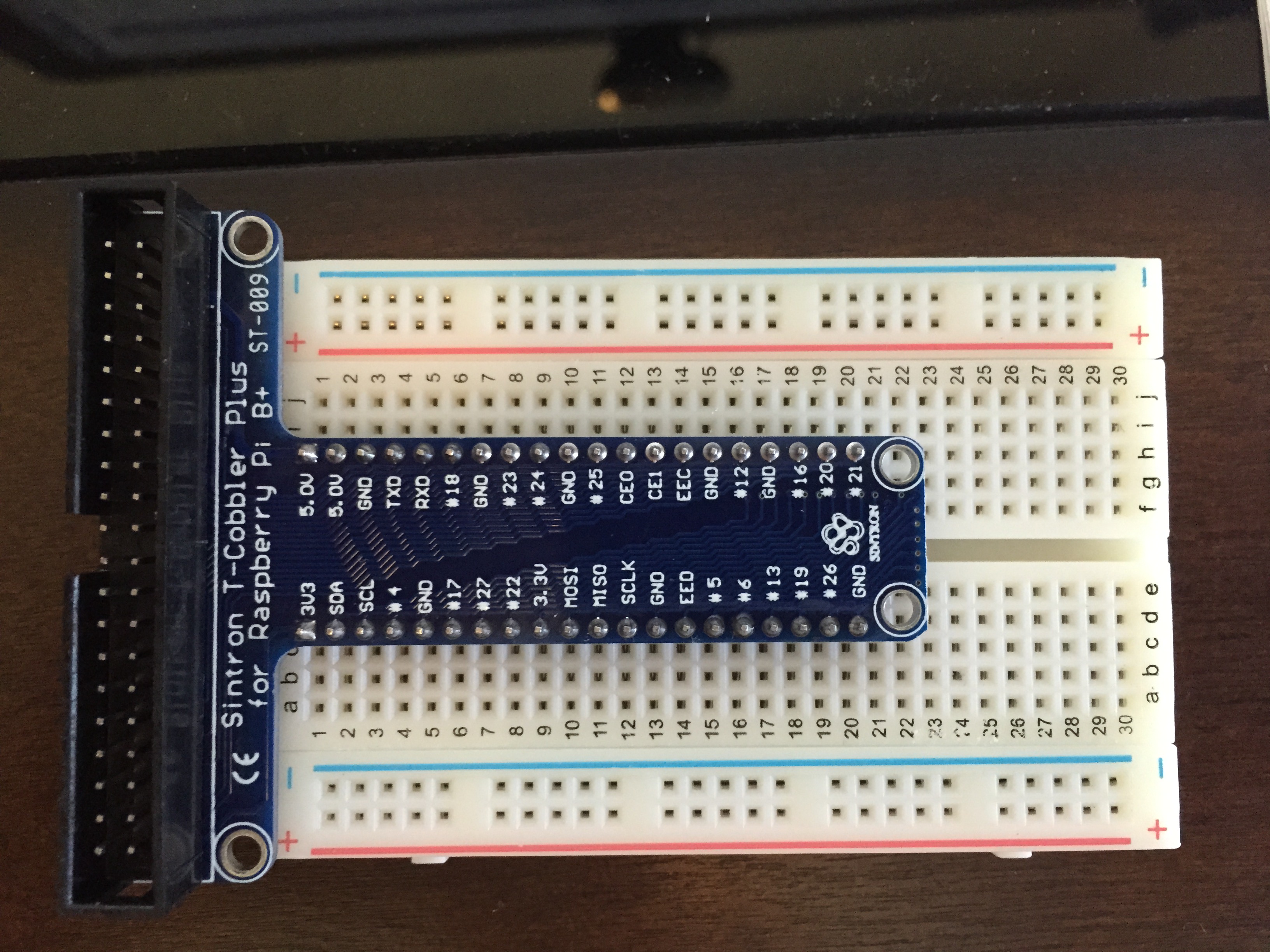 ../../_images/_making_a_led_light_blink_part_i_cobbler_on_breadboard.jpg